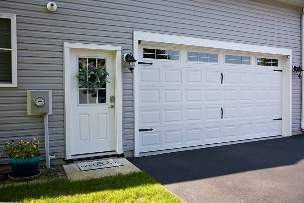24/7 Emergency Garage Door Panel Replacement experts in Bakersfield Country Club, CA